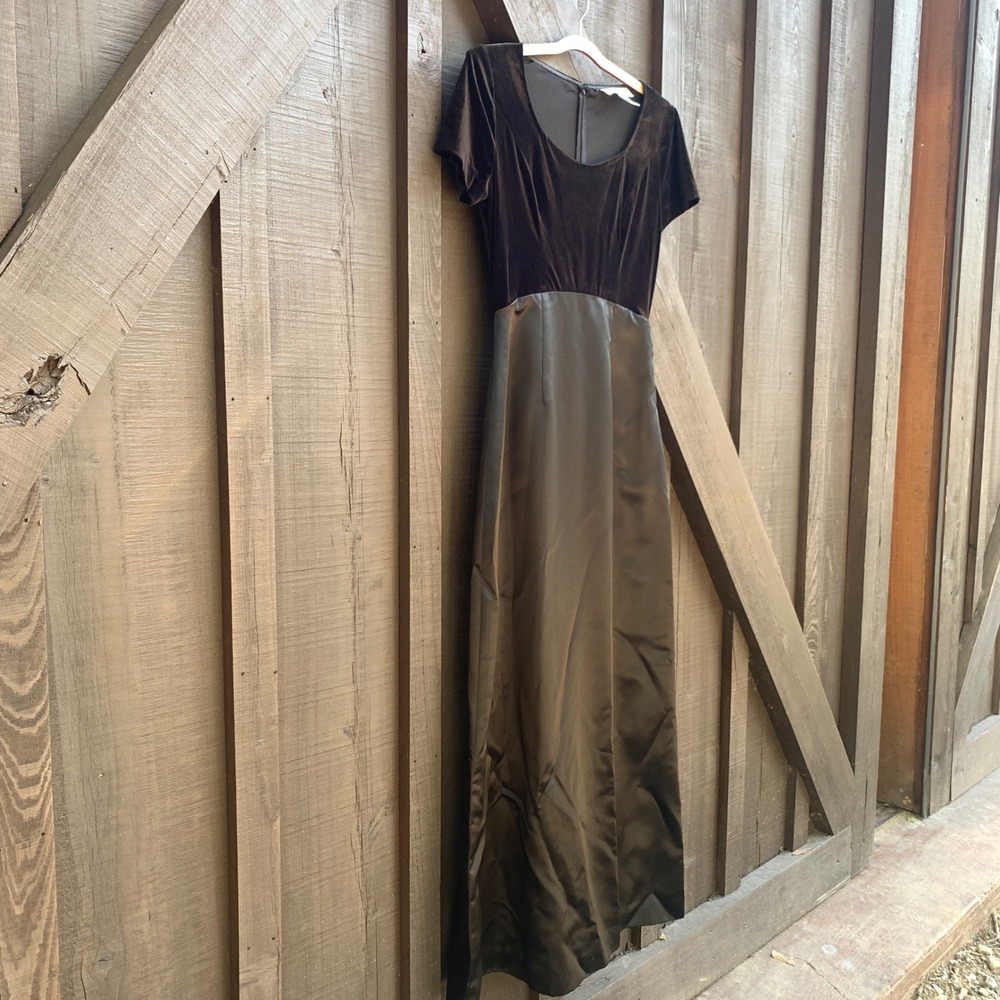 Papell Boutique Evening Gown Size 4 Black Velvet Satin Bow Back Formal Maxi